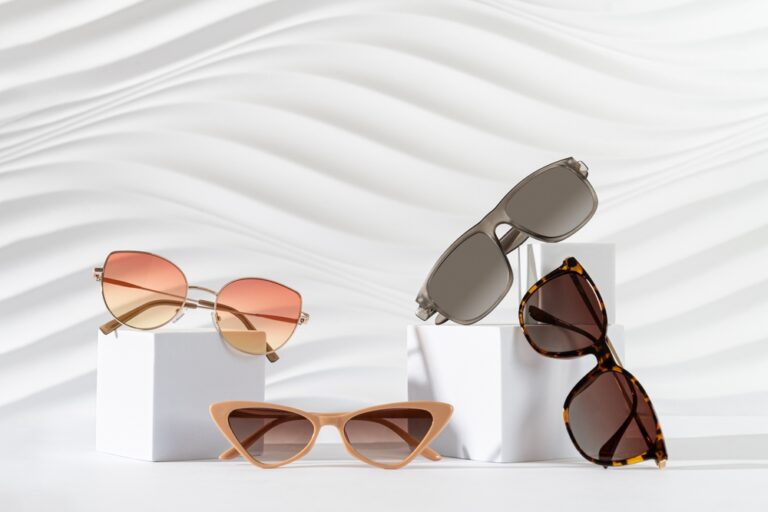 set,of,different,trendy,sunglasses,on,podiums,on,white,background.